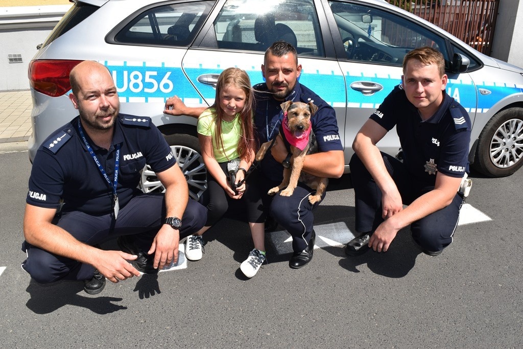 Uratowany pies adoptowany przez policjanta [ZDJĘCIA]