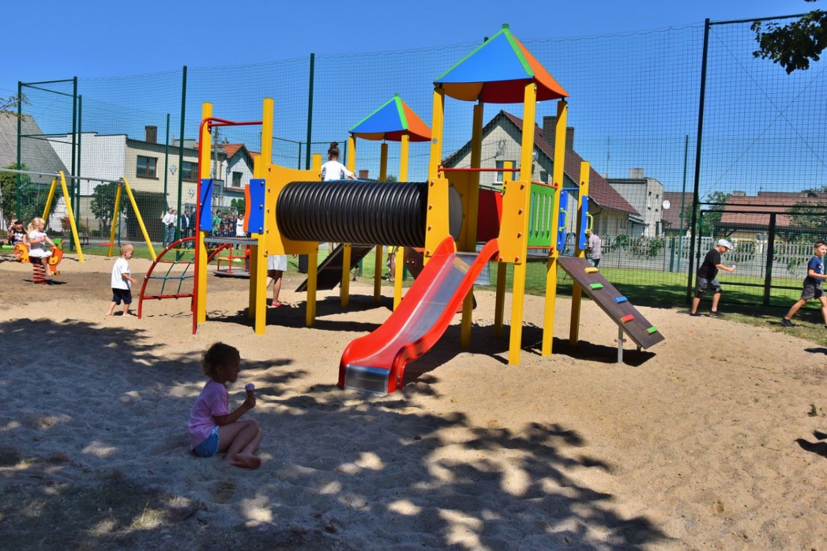 Otwarto zmodernizowany plac zabaw i boisko [ZDJĘCIA]