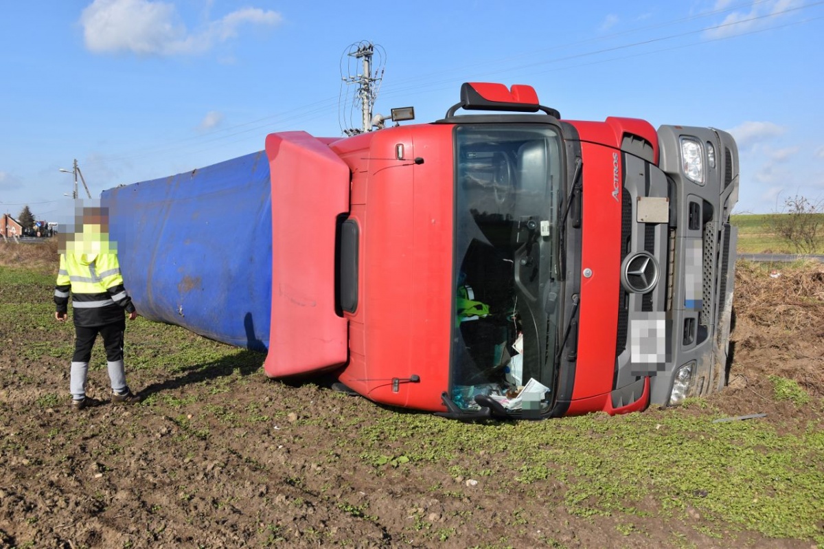 Ciągnik siodłowy wypadł z drogi [ZDJĘCIA]