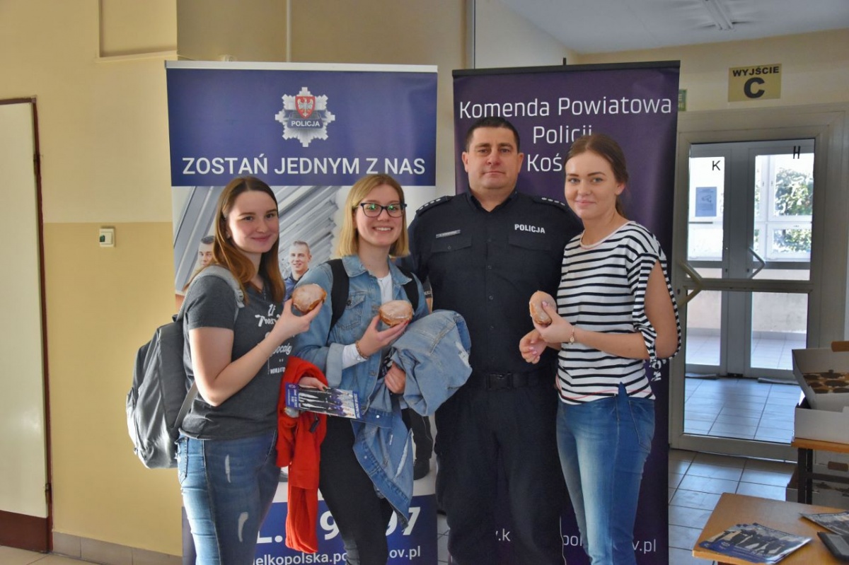 Policjanci rozdawali pączki w Ratajczaku [ZDJĘCIA]