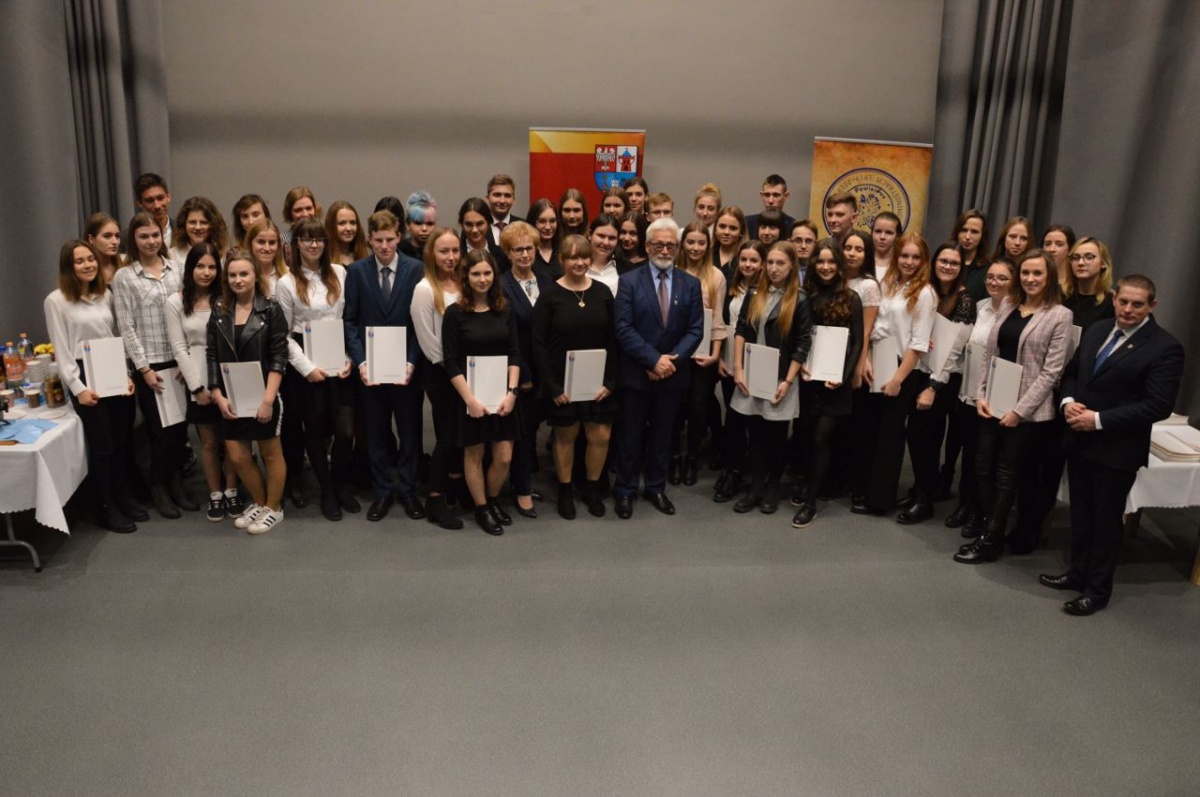 Stypendia starosty dla zdolnych uczniów i studentów! [ZDJĘCIA]