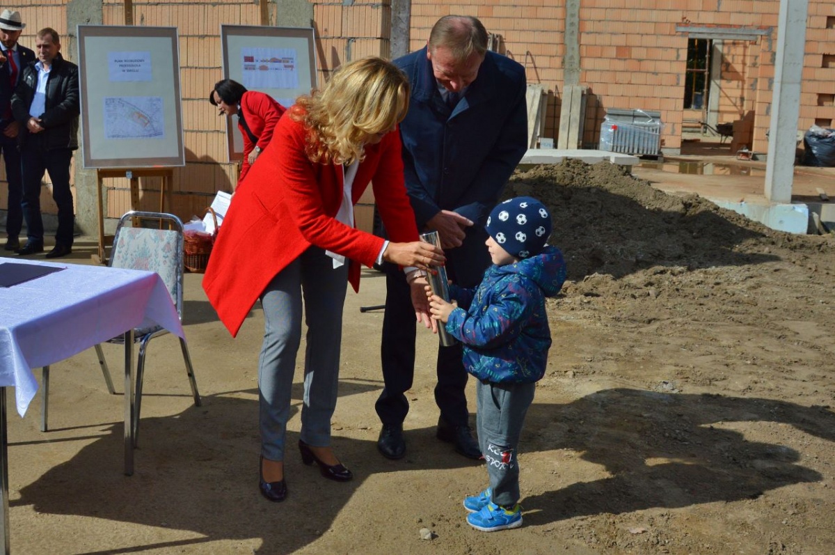 Wmurowano akt erekcyjny przedszkola w Śmiglu [ZDJĘCIA]