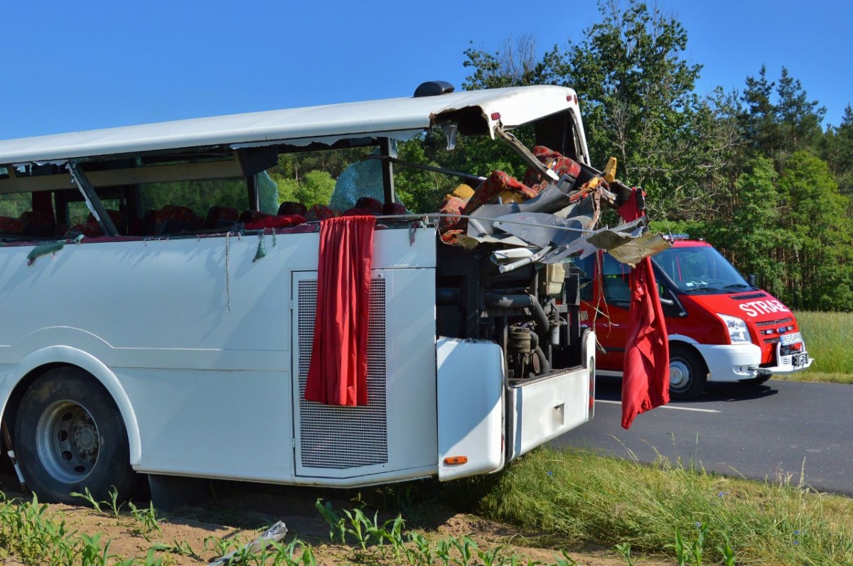 Autobus zderzył się z traktorem [ZDJĘCIA]