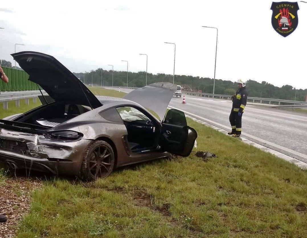 Uderzył w bariery jadąc porsche na S5 [ZDJĘCIA]