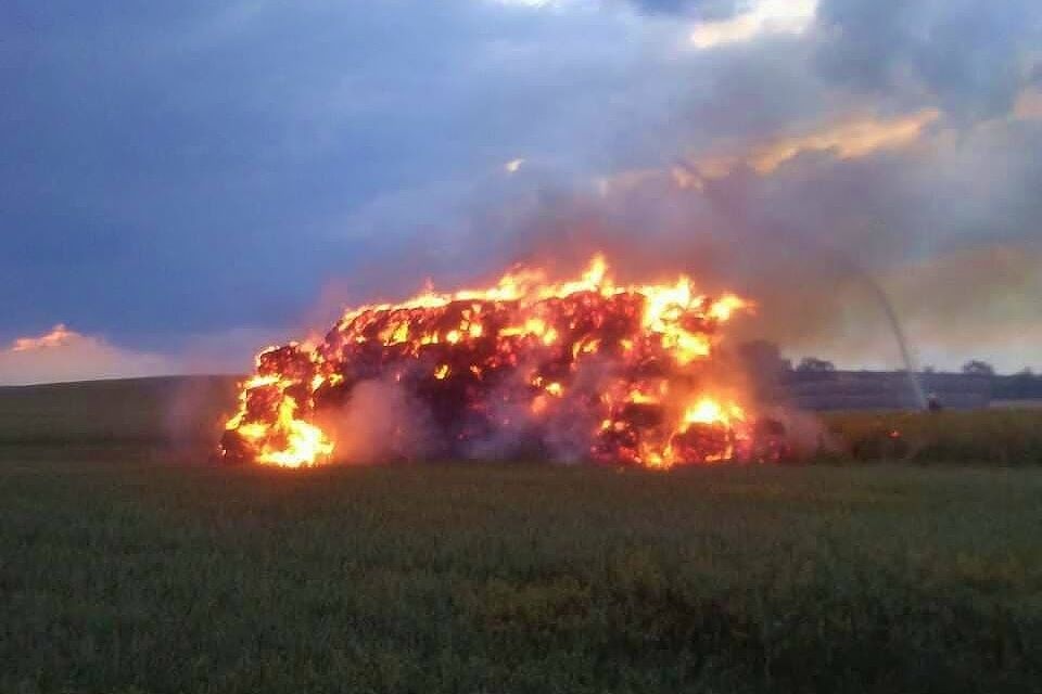 Pożar stogu w gminie Krzywiń [ZDJĘCIA]