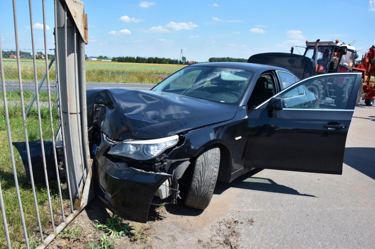 Kolizja osobówki z traktorem w Racocie [ZDJĘCIA]
