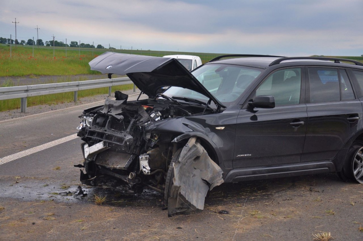 Pęknięta opona przyczyną kolizji na S5 [ZDJĘCIA]