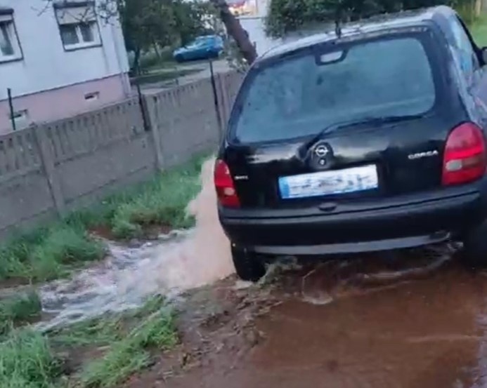 Wjechał w hydrant. Był pijany