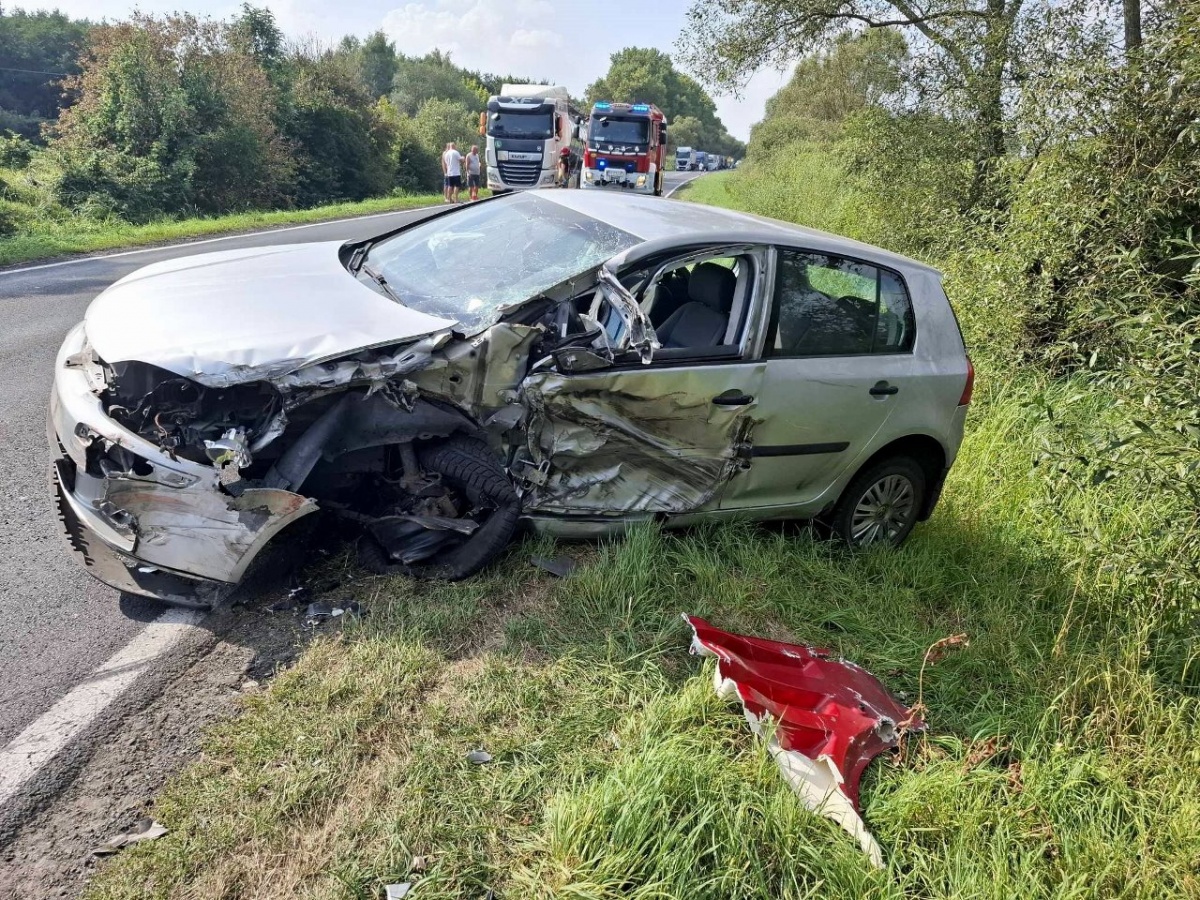 Zasnął za kierownicą i zderzył się z ciężarówką [ZDJĘCIA]