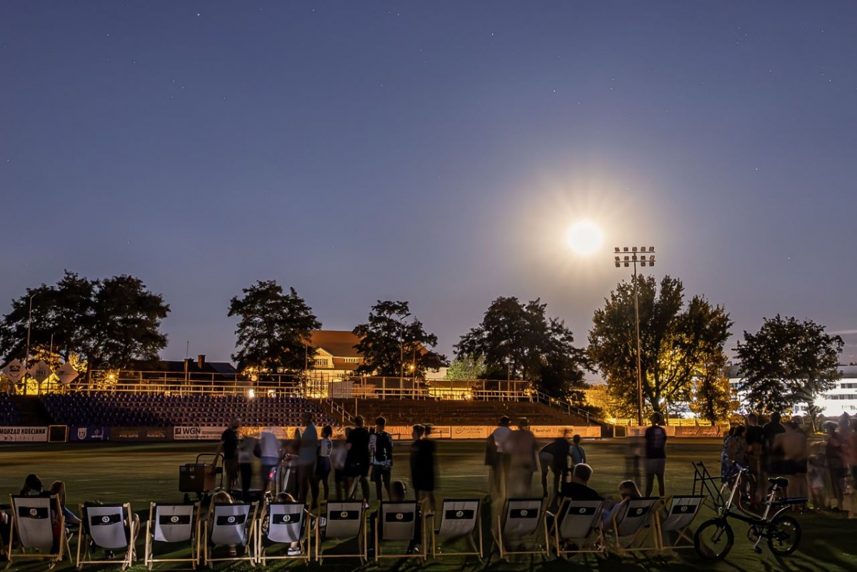 Nocne obserwacje nieba na stadionie
