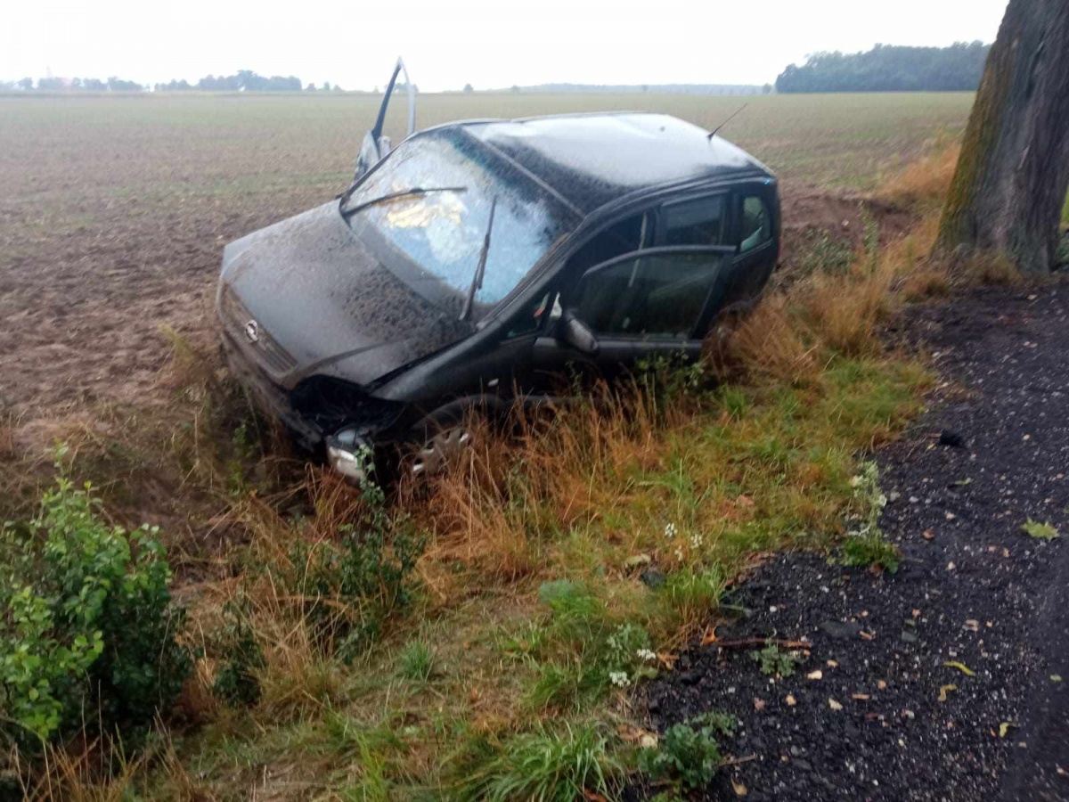 Kierowca nie miał uprawnień. Pasażerka w szpitalu