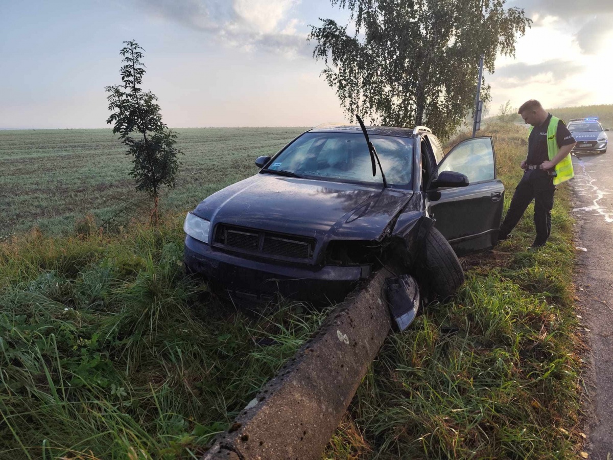 Betonowa bariera przebiła samochód