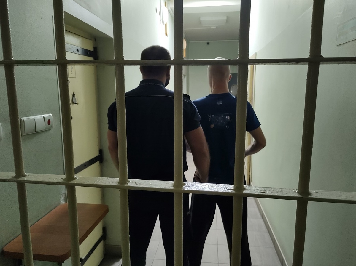 Kopnął kobietę w twarz, groził nożem innym. Został zatrzymany.
