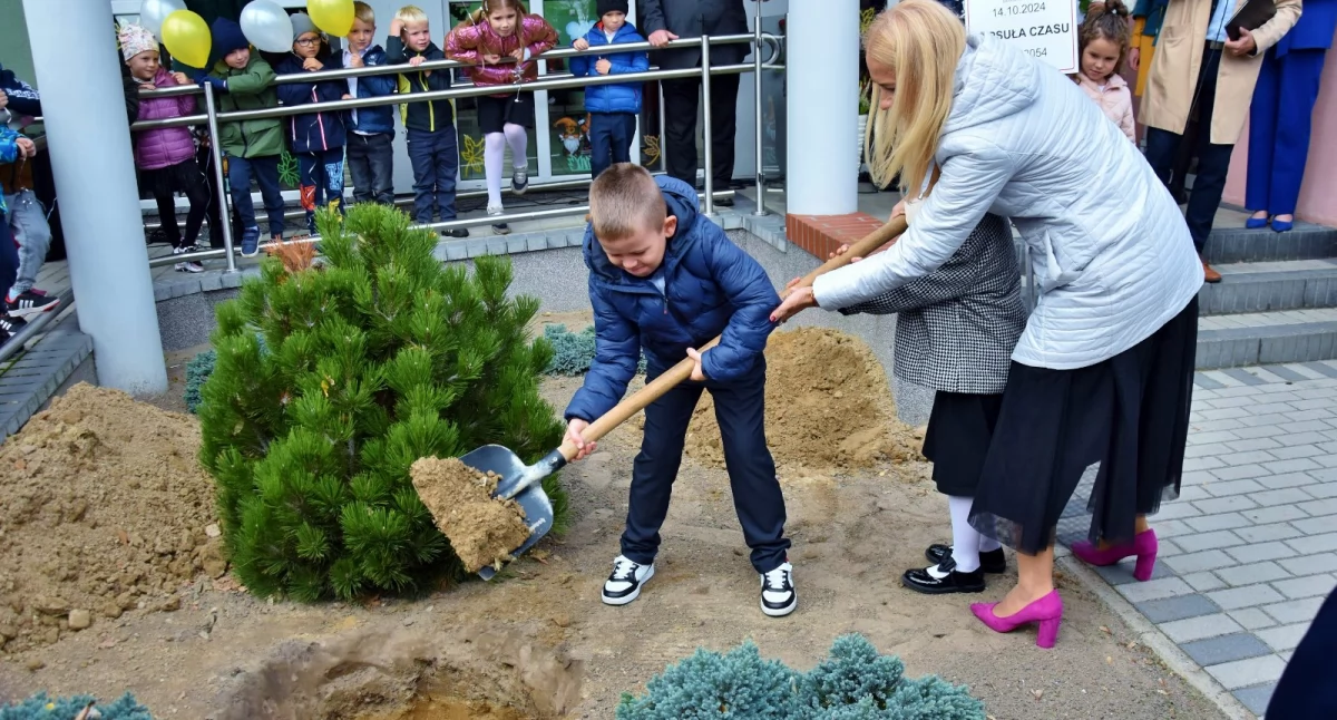 Zakopali kapsułę czasu. Dzień Edukacji Narodowej w Starych Oborzyskach [ZDJĘCIA]