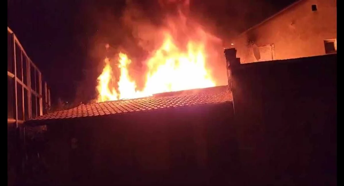 Pożar w Czempiniu. Ogień przeniósł się na budynek mieszkalny