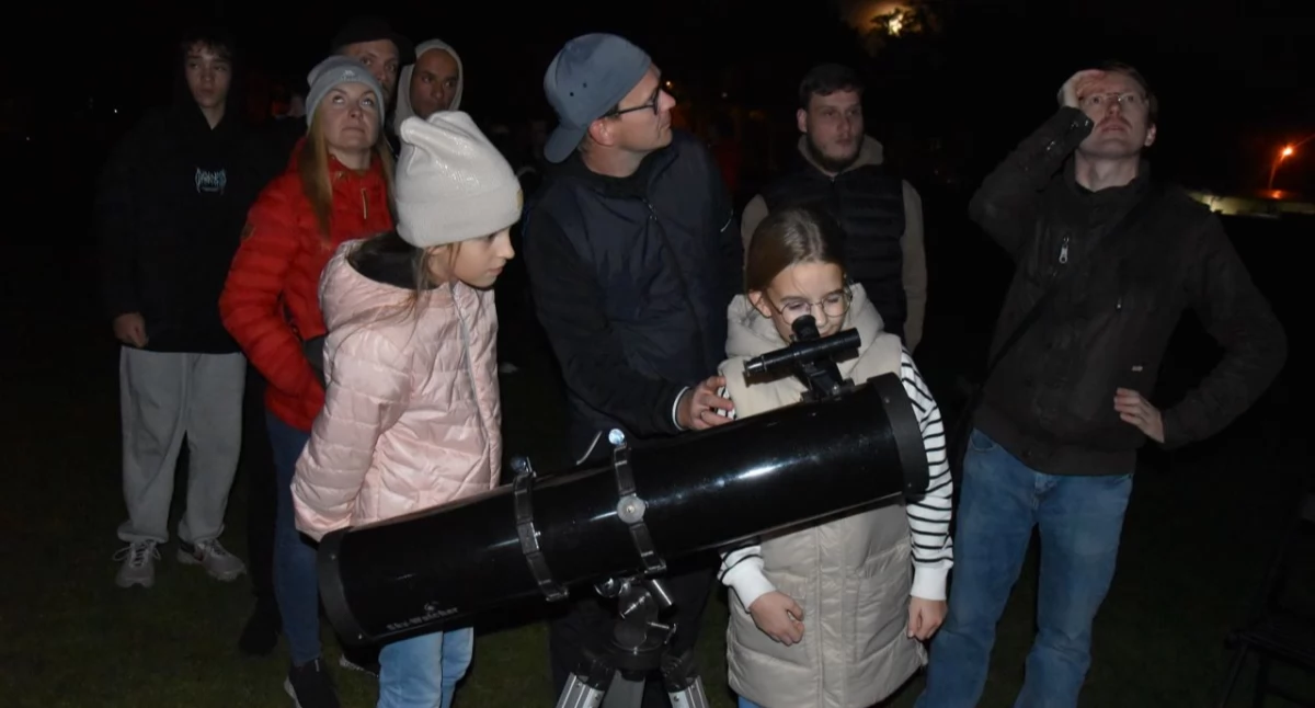 Nocne obserwacje nieba. Bez komety, ale z Saturnem i Starlinkami