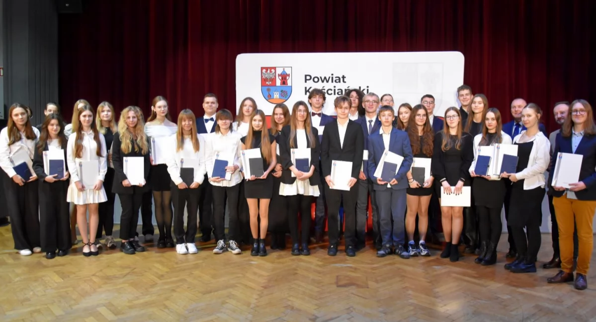 Stypendia dla uczniów i studentów od powiatu kościańskiego [ZDJĘCIA]