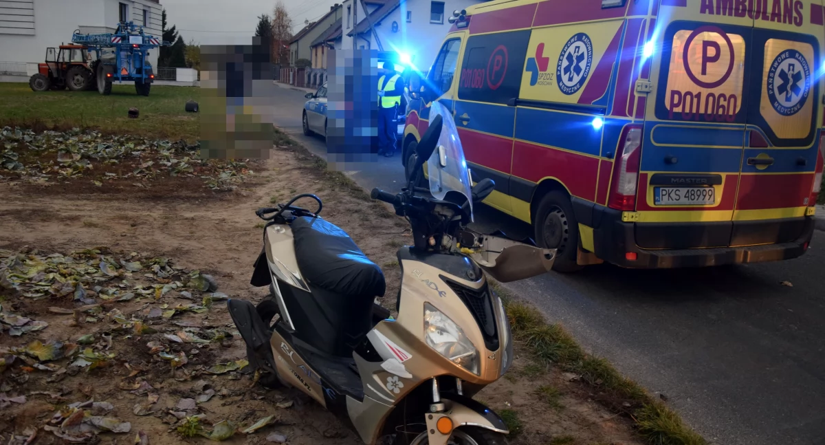 Ciągnikiem rolniczym zahaczył motorowerzystę. Ten trafił do szpitala [ZDJĘCIA]