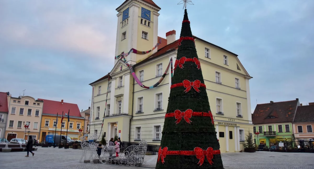 Szal na ratuszu i kolejne świąteczne ozdoby [ZDJĘCIA]