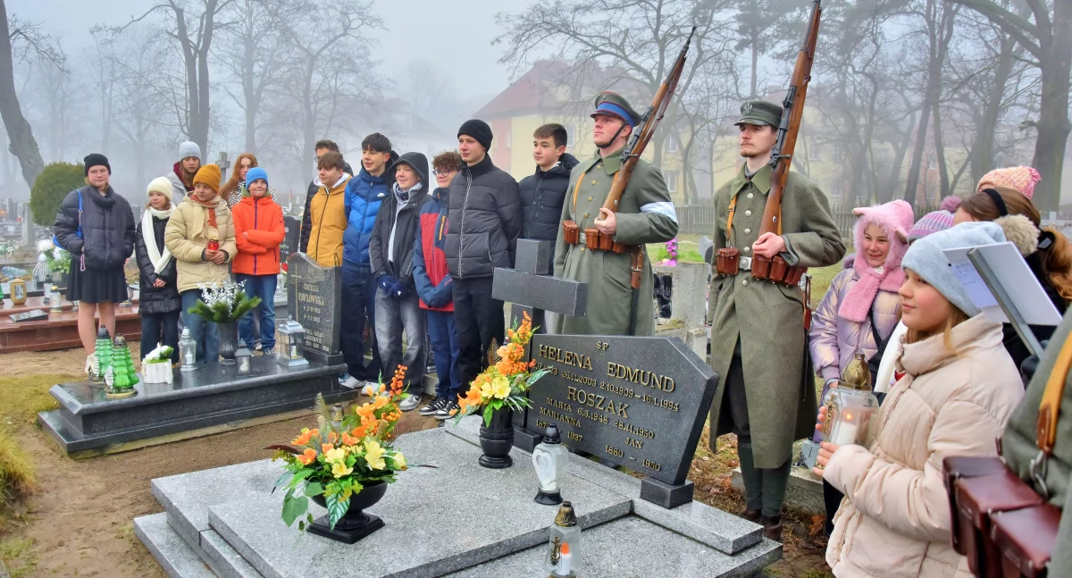 Ustawiono tabliczki przy grobach kolejnych powstańców [ZDJĘCIA]