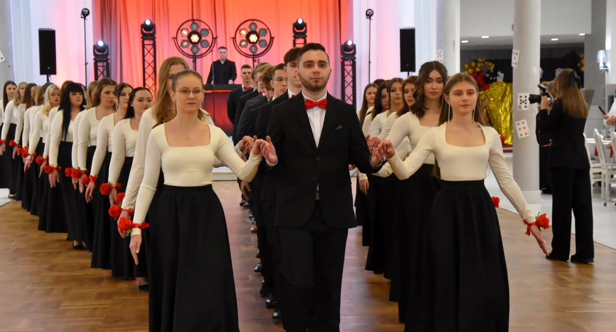 Studniówka maturzystów ze szkoły w Nietążkowie [ZDJĘCIA]