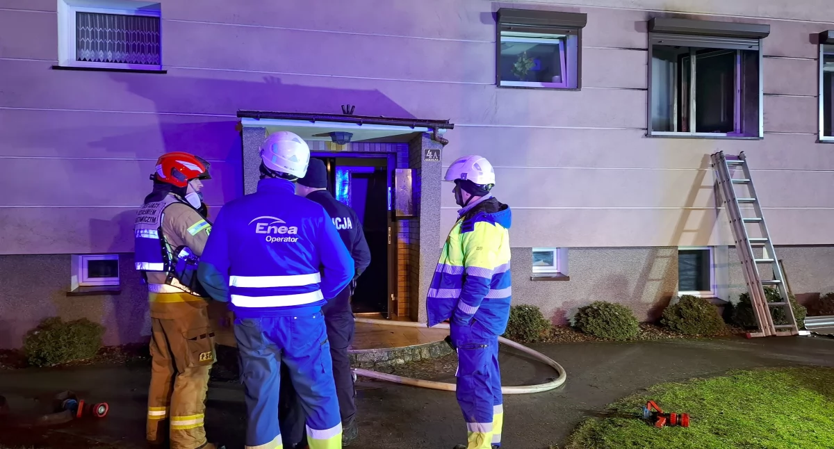 Pożar mieszkania w Racocie. Dwie osoby trafiły do szpitala