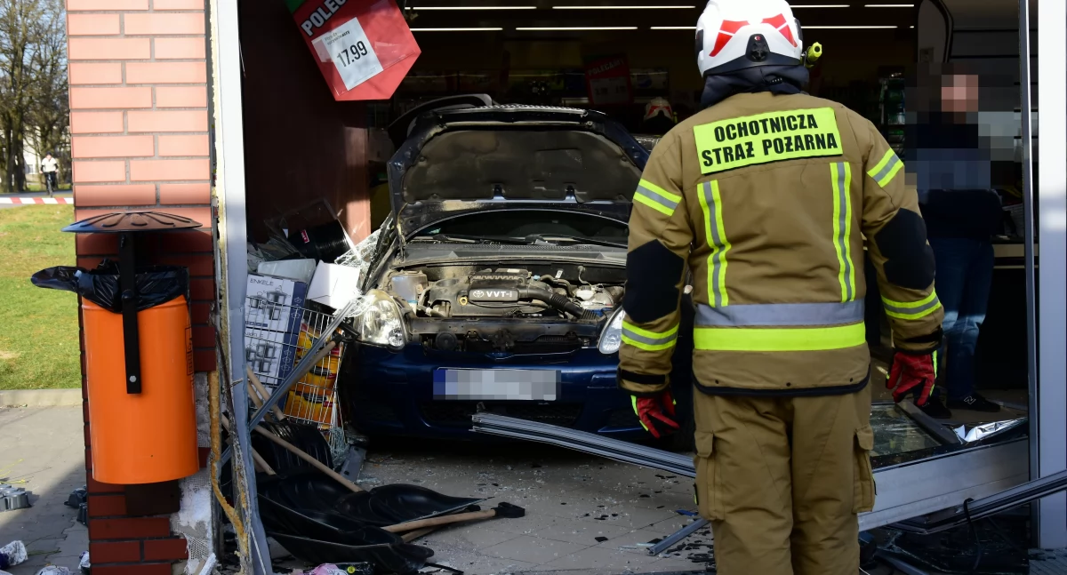 Samochodem do sklepu. Co najmniej jedna osoba trafiła do szpiztala [ZDJĘCIA]