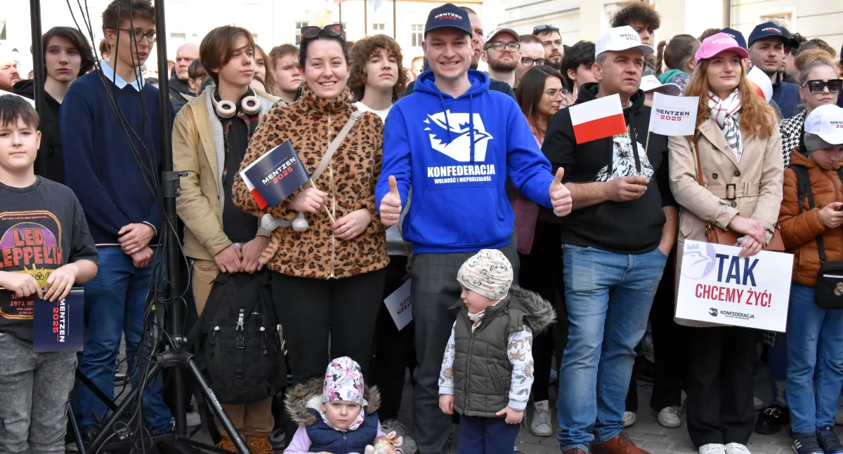 Sławomir Mentzen w Kościanie. Tłum sympatyków Konfederacji na Rynku [ZDJĘCIA]