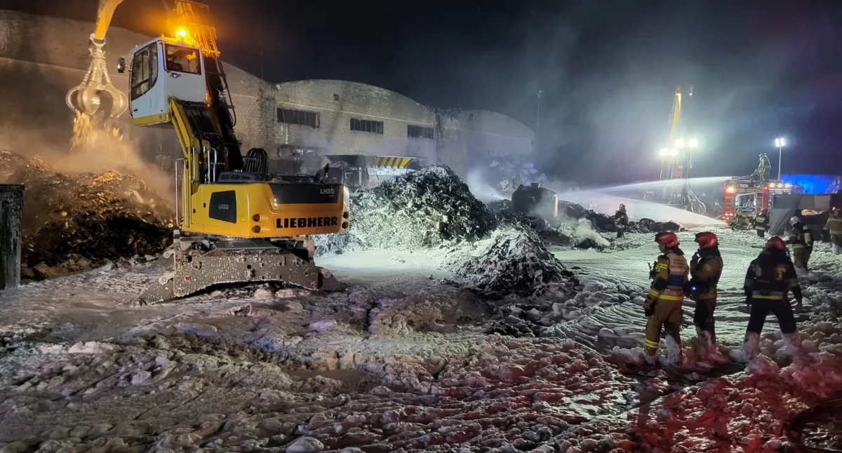Pożar w zakładzie recyklingu odpadów w Przysiece Polskiej - relacja strażaków