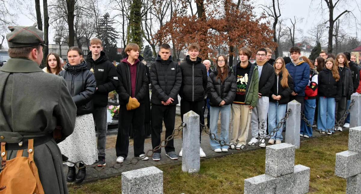Kolejne tabliczki stanęły przy grobach powstańców [ZDJĘCIA]