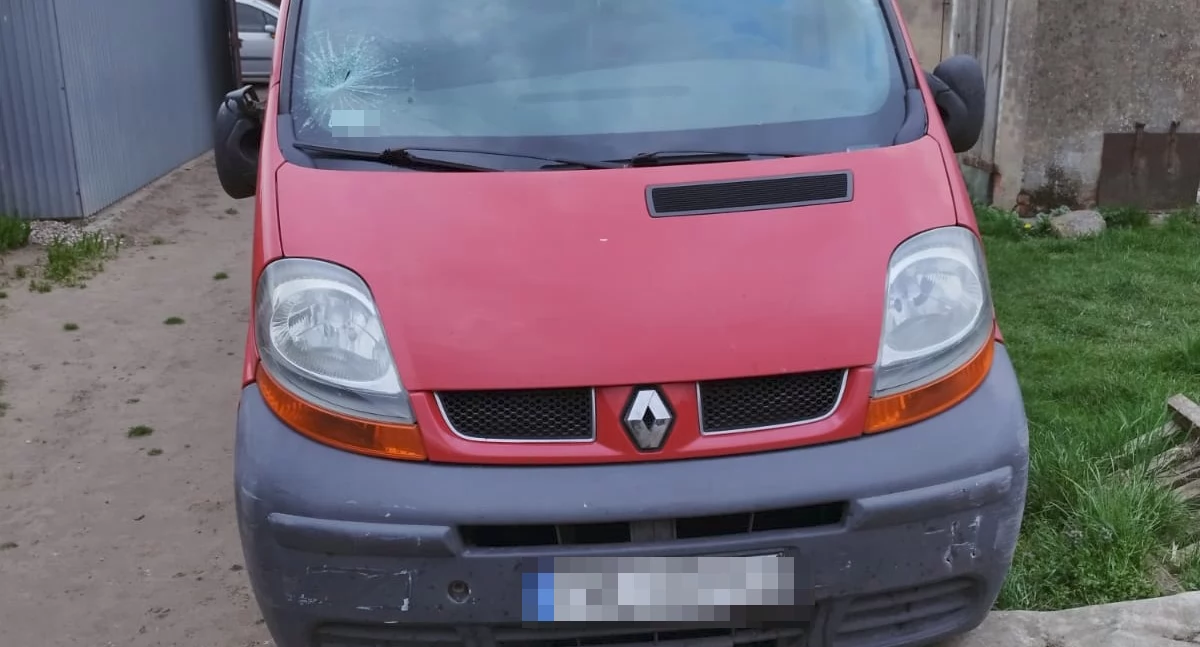Wjechał w ogrodzenie posesji. Miał prawie 3 promile!