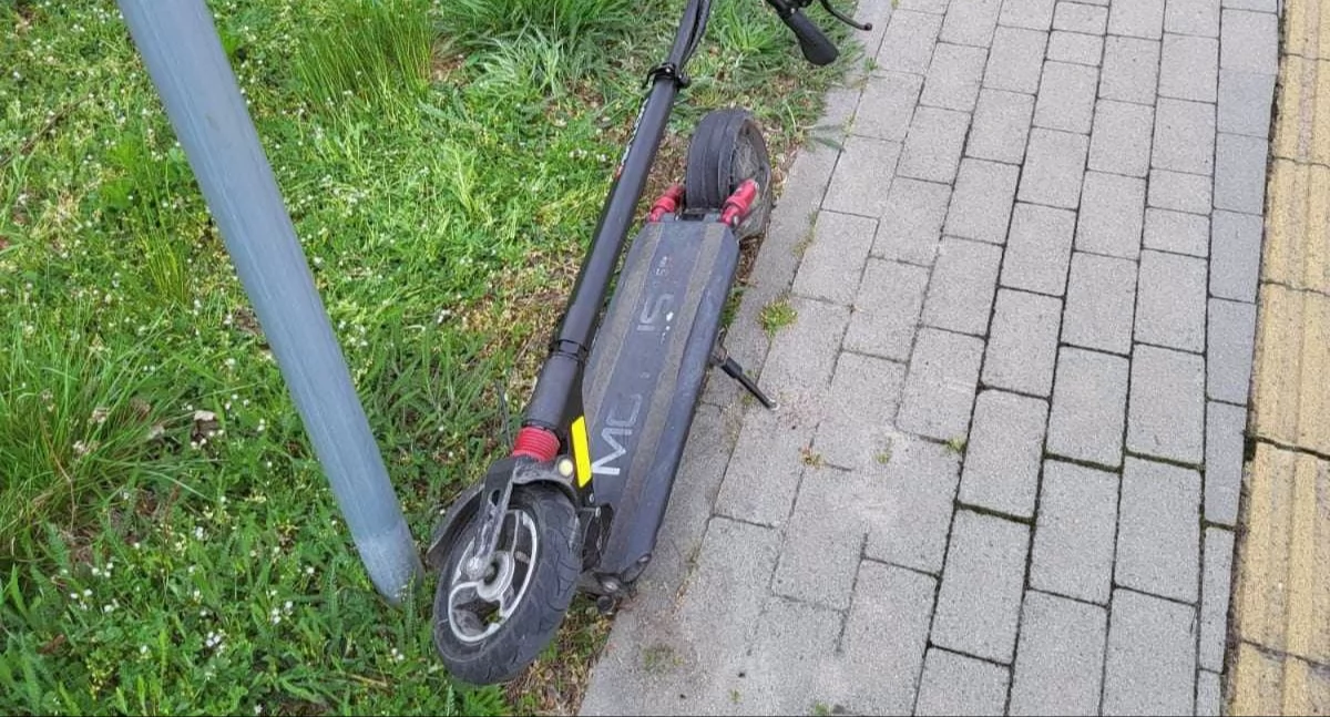 Kolizja samochodu z hulajnogą. 22-latka trafiła do szpitala