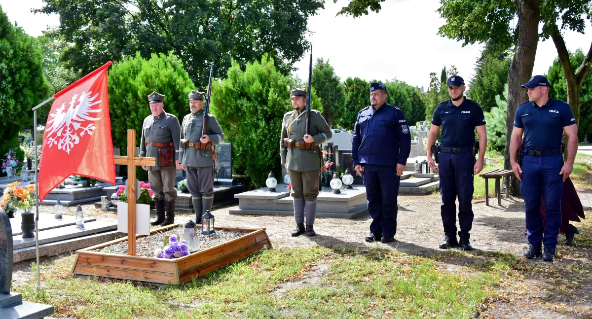 Tabliczki dla powstańców. Oznaczono groby kolejnych bohaterów [ZDJĘCIA]