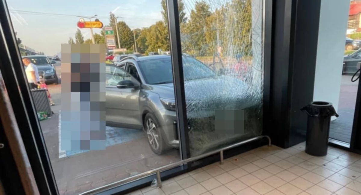 Wjechał samochodem w sklep przy ul. Poznańskiej!