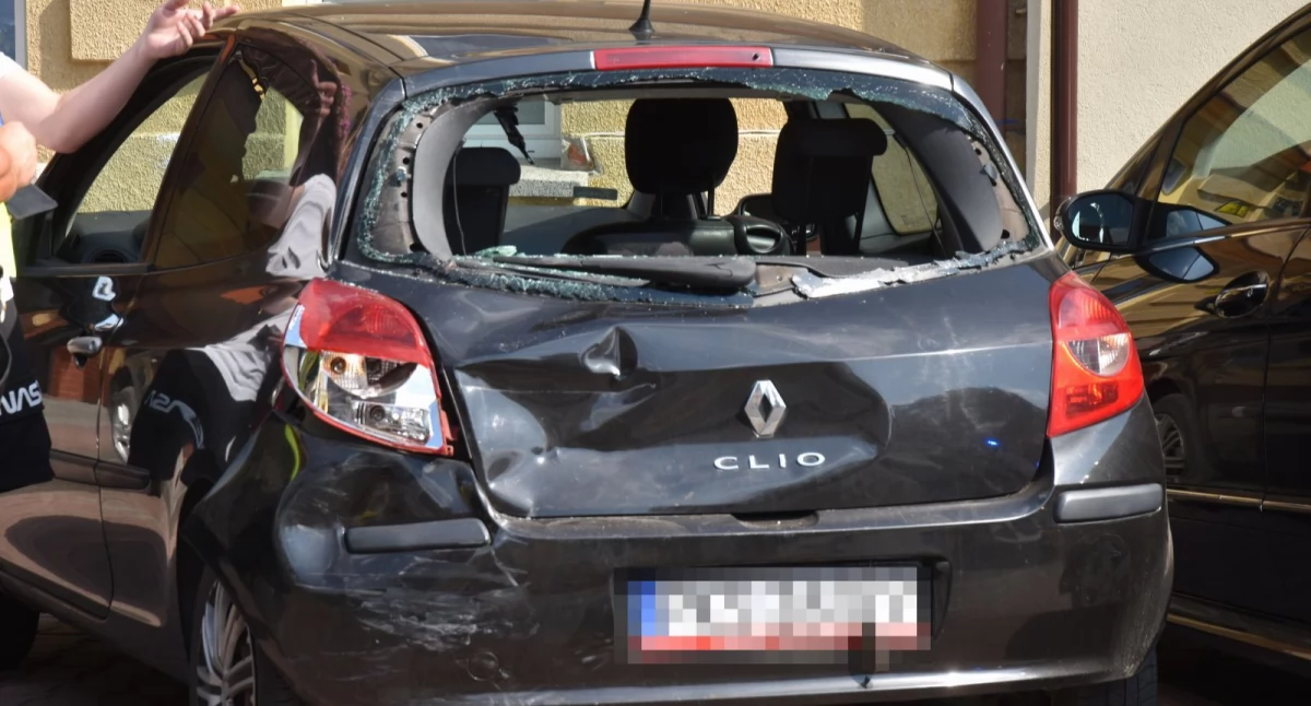 Zderzenie samochodu i motoroweru na Poznańskiej. Jedna osoba trafiła do szpitala [ZDJĘCIA]