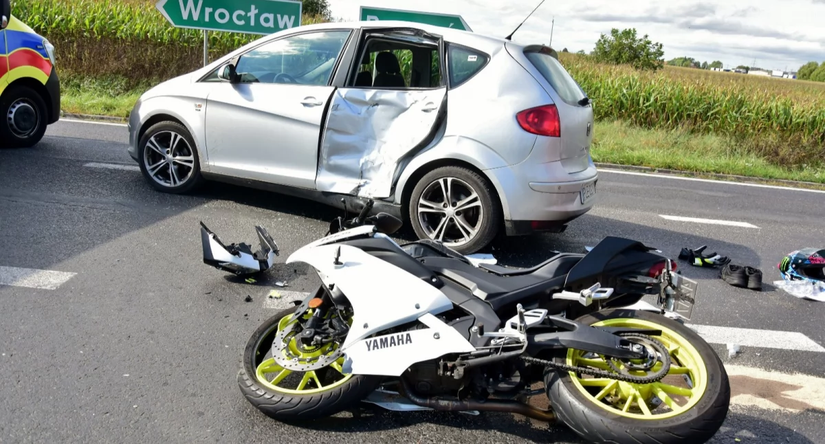 Wypadek na obwodnicy Kościana. Motocyklista trafił do szpitala [ZDJĘCIA]