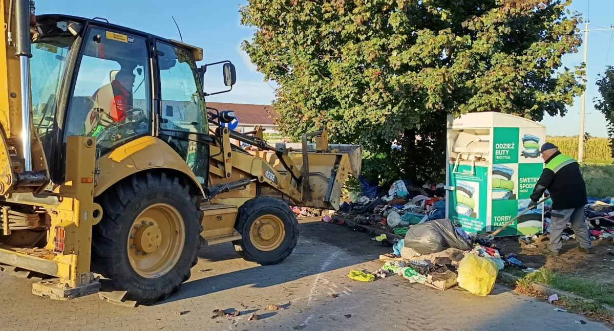 Zalegająca odzież przy galerii handlowej wreszcie uprzątnięta!