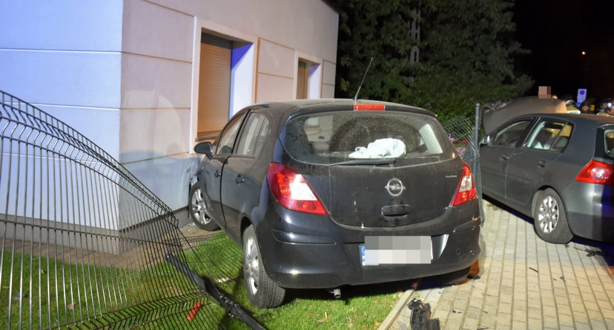 Po zderzeniu auto uderzyło w dom [ZDJĘCIA]