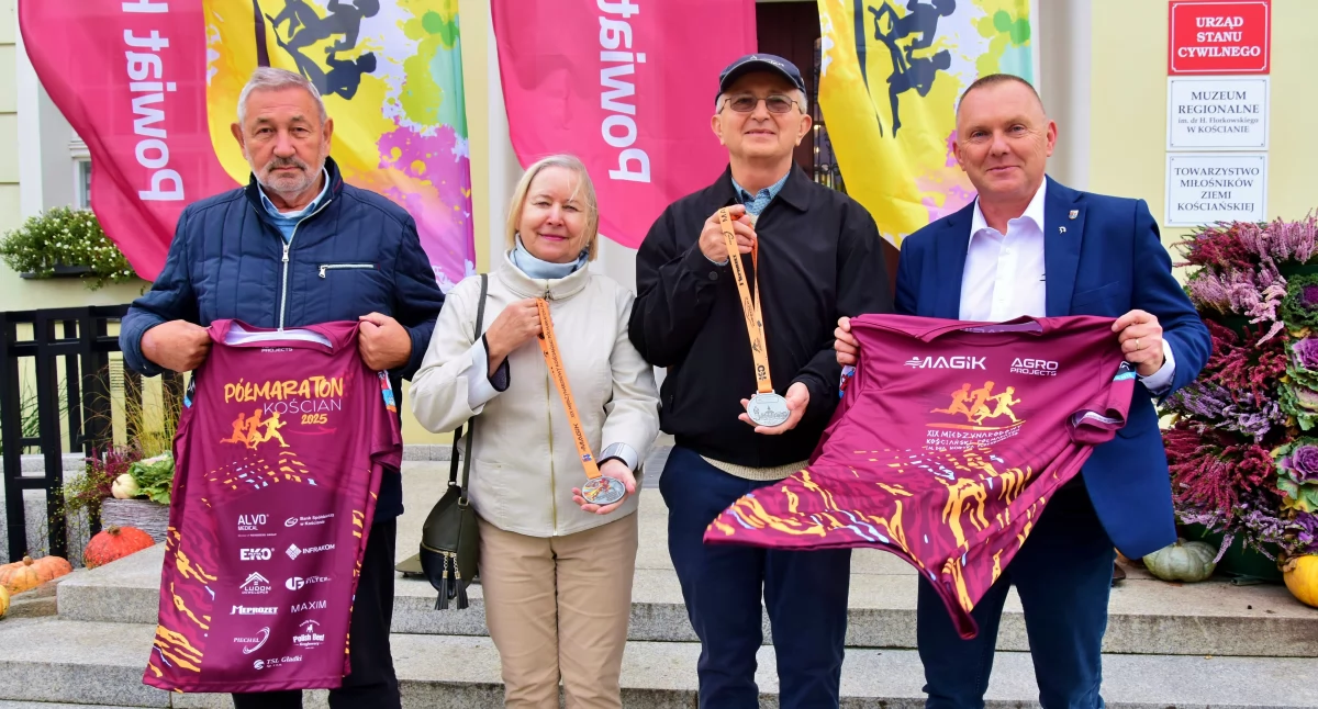 Zaprezentowano medale i koszulki dla uczestników półmaratonu
