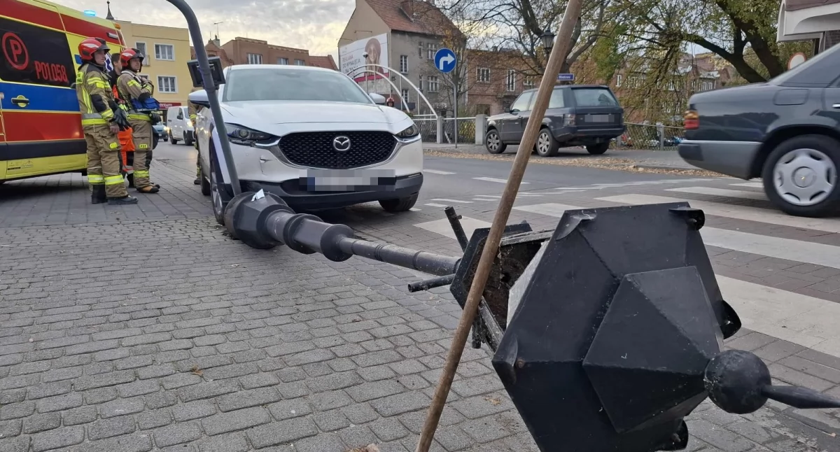 Autem w znak i lampę. Kolizja na Piłsudskiego [ZDJĘCIA]