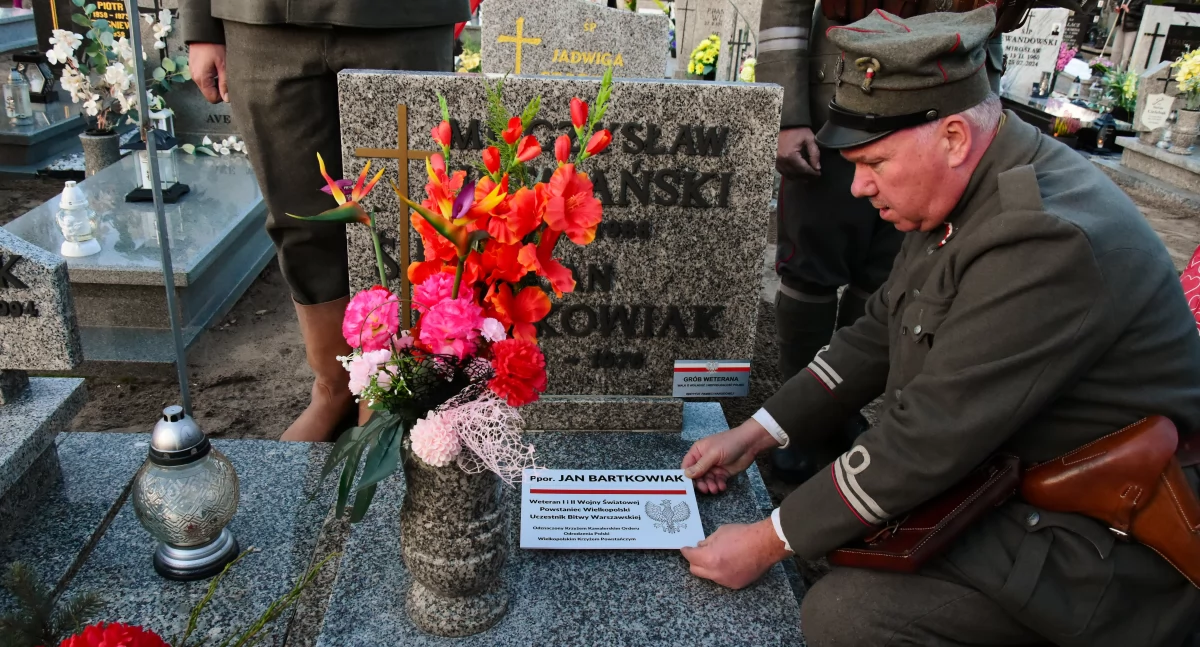 Ustawiono kolejne tabliczki przy grobach powstańców w Kościanie [ZDJĘCIA]
