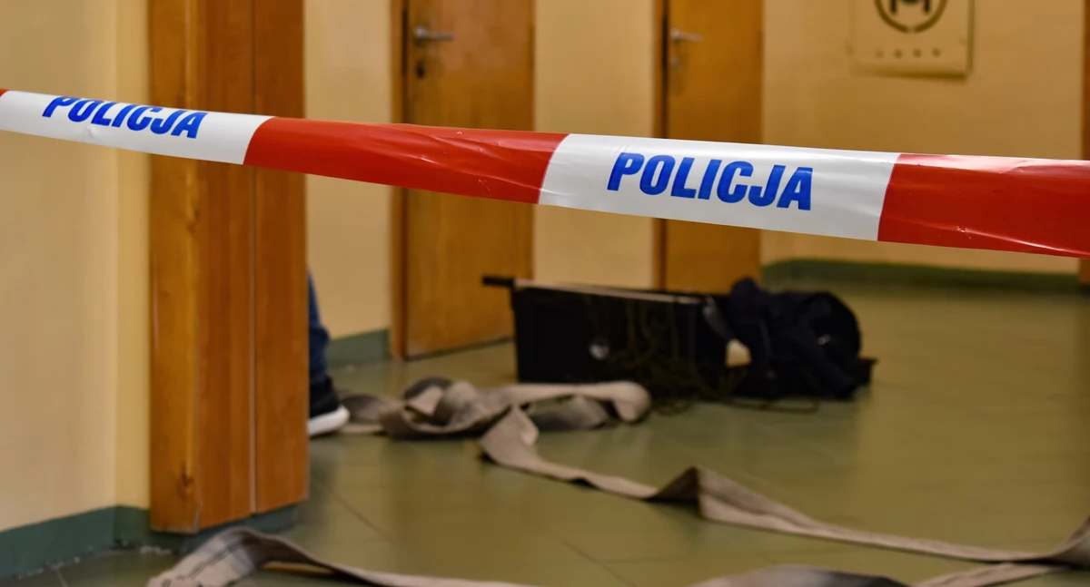 Pożar w szkole. Wspólne ćwiczenia policji i straży pożarnej [ZDJĘCIA]
