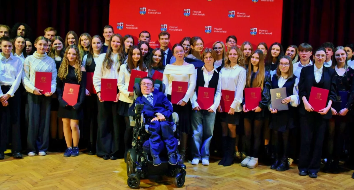 Stypendia dla uczniów i studentów od powiatu [ZDJĘCIA]