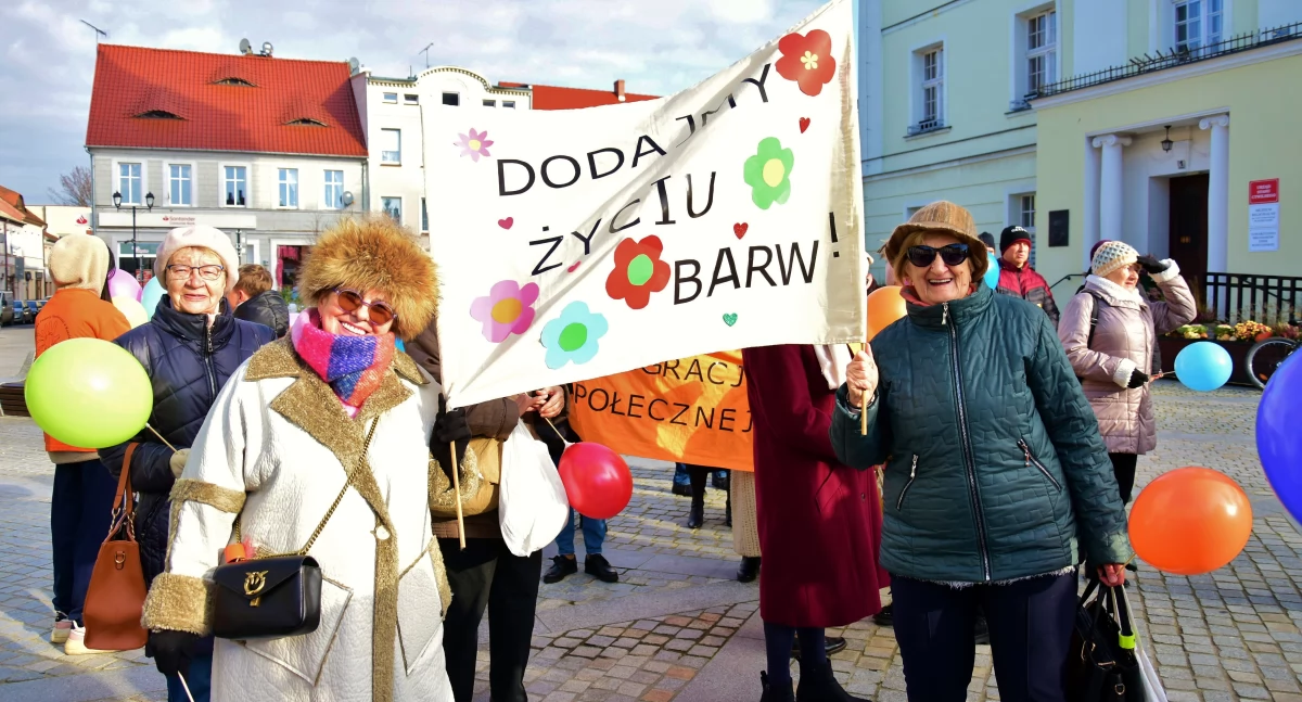 Dzień Seniora w Kościanie. Przemarsz, tort i zabawa taneczna [ZDJĘCIA]