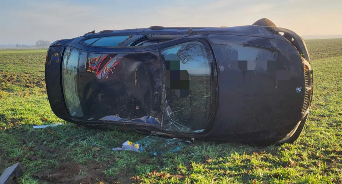 Dachowanie koło Łuszkowa. 21-latek kierujący BMW trafił do szpitala