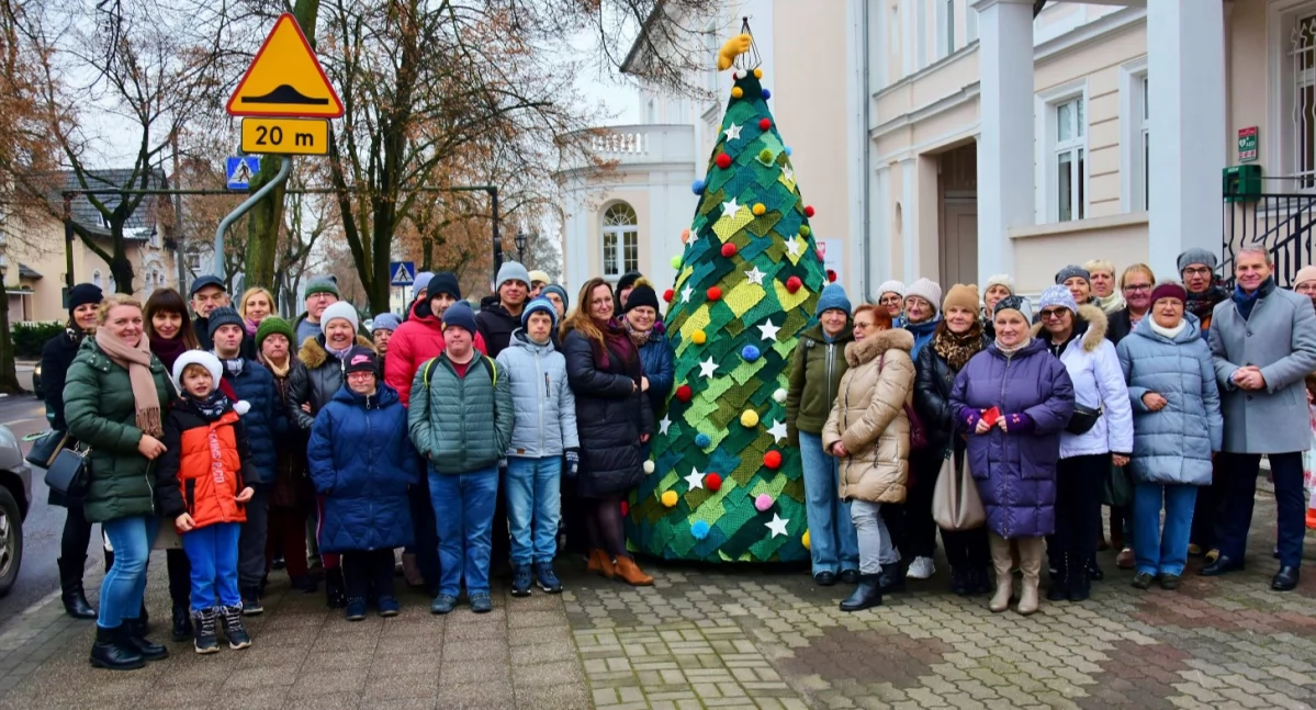 Przed urzędem stanęła piękna, wydziergana choinka [ZDJĘCIA]