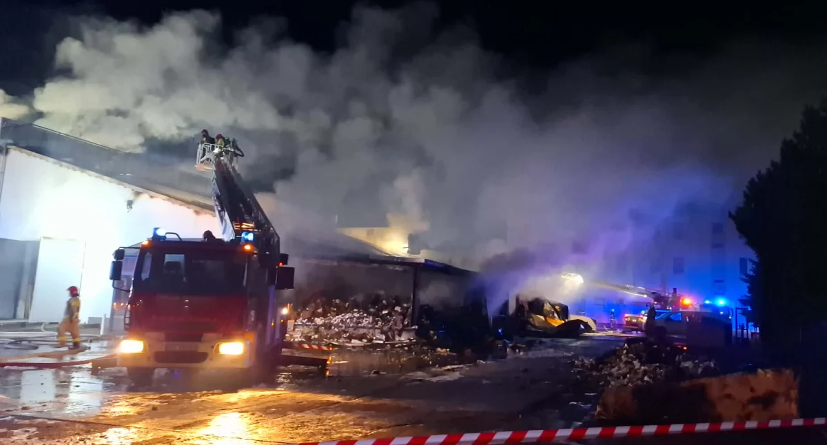 Potężny pożar w Rawiczu. W akcji gaśniczej brali udział strażacy z Racotu