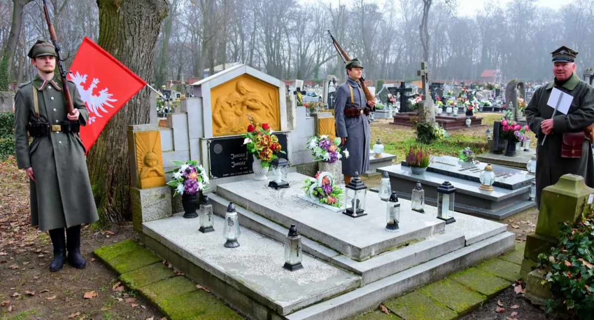 Kolejna tabliczka upamiętniająca powstańca na kościańskim cmentarzu [ZDJĘCIA]