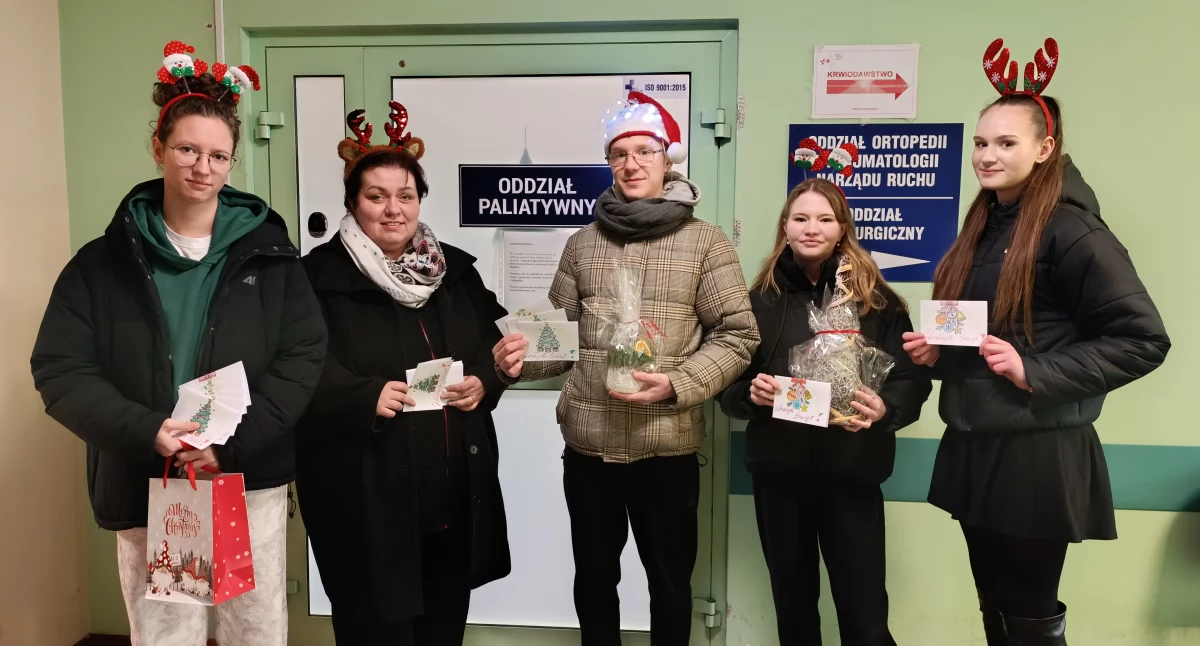 Uczniowie Ratajczaka przygotowali kartki świąteczne dla pacjentów 