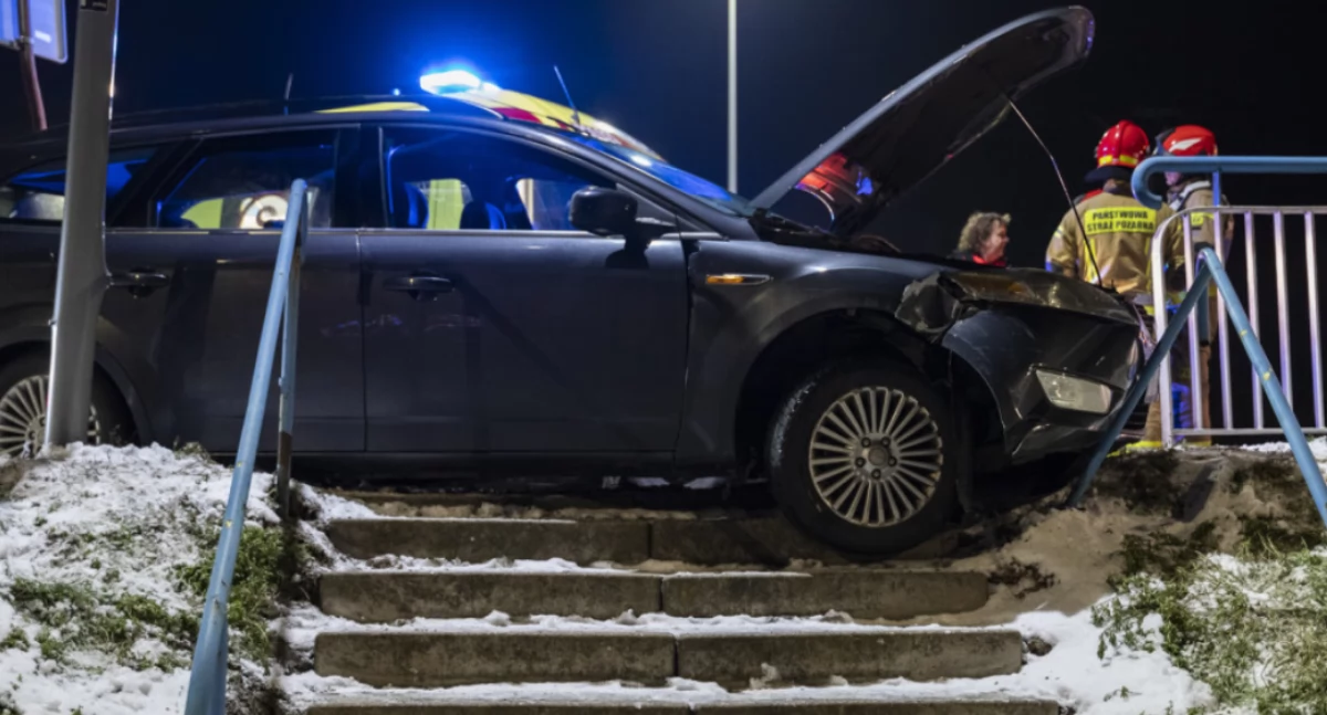 Kierująca Fordem uderzyła w latarnię